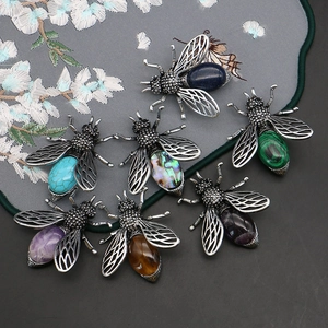 Pendentifs abeille vintage en argent avec pierres naturelles et œil de tigre sur tissu fleuri