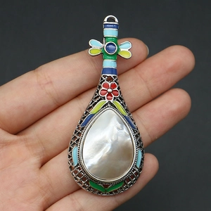 Détail d'un pendentif en forme de luth avec incrustation de nacre et émail coloré