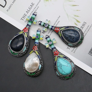 Pendentifs vintage en pierre naturelle et nacre en forme de luth avec détails en émail