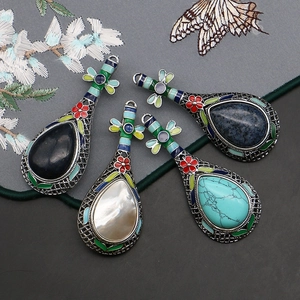 Pendentifs pipa de style ethnique avec incrustations turquoise et nacre pour colliers