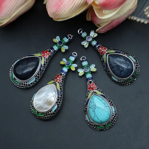 Pendentifs en forme de luth avec turquoise et nacre au design floral ethnique