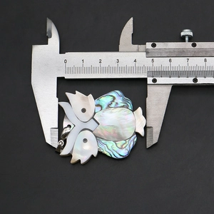 Vue détaillée d'un pendentif hibou en nacre de 4,5 cm mesuré avec un pied à coulisse