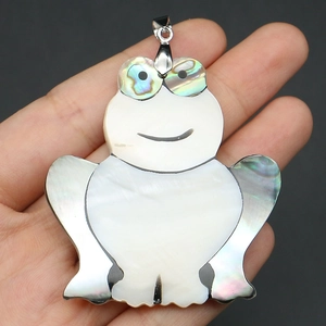 Vue détaillée du pendentif en forme de grenouille en nacre naturelle mosaïque