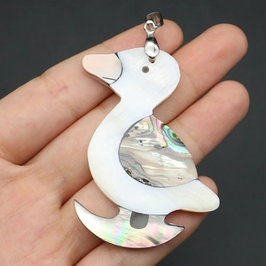 Détail d'un pendentif en forme de canard fait main en nacre naturelle et nacre d'abalone