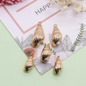 Cinq breloques en forme de conque plaquée or pour la création de bijoux DIY