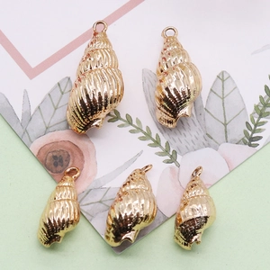 Lot de cinq breloques coquillages dorés avec texture en spirale pour bijoux DIY