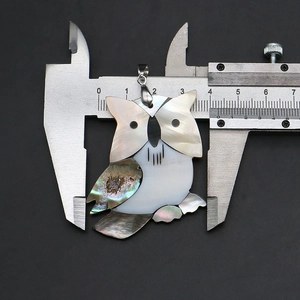 Mesure détaillée du pendentif hibou fabriqué en nacre blanche et coquille d'abalone