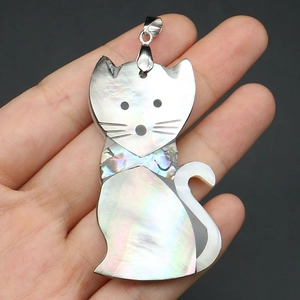 Détail d'un pendentif chat en nacre naturelle irisée avec fermoir argenté