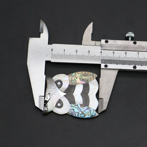 Mesure détaillée du pendentif hibou en nacre montrant une largeur de 40mm au pied à coulisse
