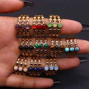 Dreilagiger goldener offener Ring mit bunten Tigerauge- und Cabochon-Edelsteinen