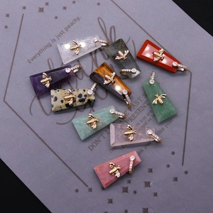 Colgantes de piedra natural con abeja dorada y cierre trapezoidal con diamantes