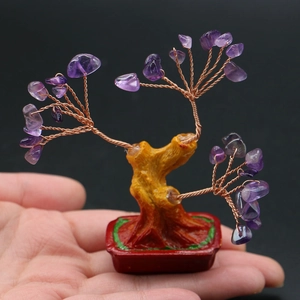 Gros plan d'un mini arbre de vie en améthyste avec fils de cuivre et socle de bonsaï