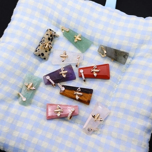 Colgantes de piedra natural con abeja dorada y circonitas para collares DIY