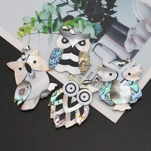 Pendentifs hibou en coquillage naturel avec mosaïque d'abalone et nacre irisée
