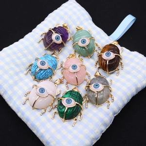 Set aus 8 bunten Käfer-Anhängern mit Evil Eye Design und Naturstein-Inlays