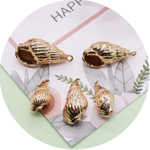 Cinq pendentifs coquillages spirale dorés avec boucles pour création de bijoux DIY