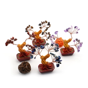 Arbre de fortune en cristal naturel avec feuilles en agate et améthyste sur socle