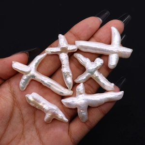 Perles de culture baroques naturelles en forme de croix pour bijoux DIY sur fond sombre