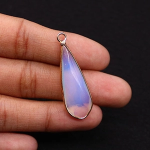 Détail du pendentif en opalite goutte d'eau avec bord doré montrant la taille réelle
