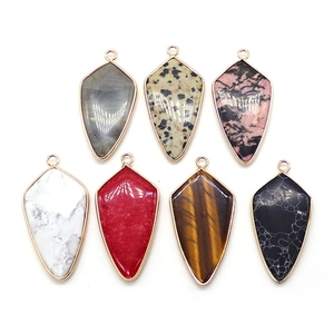 Pendentifs en pierre naturelle en forme de flèche avec bordure dorée élégante