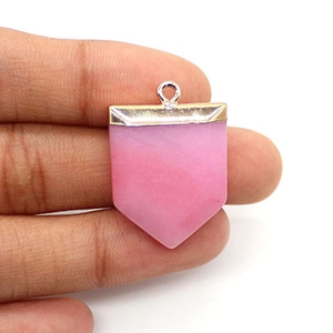 Détail du pendentif en pierre semi-précieuse rose avec bordure dorée et forme de bouclier