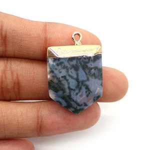 Détail d'un pendentif en pierre naturelle en forme d'épée avec dorure et motifs bleus
