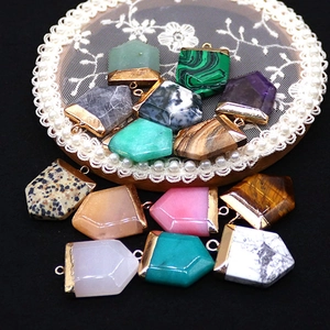 Pendentifs en pierre naturelle en forme d'épée avec capuchons dorés sur dentelle