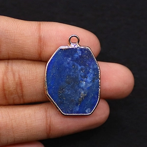 Detailopname van lapis lazuli hanger met vergulde rand en onregelmatige achthoekige vorm