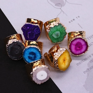 Set de 7 anillos anchos bañados en oro con cristales naturales y piedras de ágata únicas