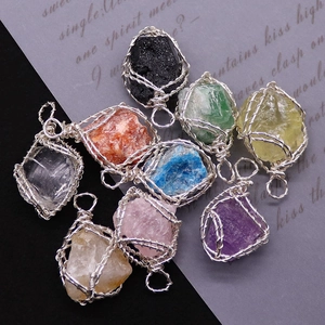 Ciondoli fatti a mano in fluorite verde naturale e quarzo cristallo avvolti in filo d'argento