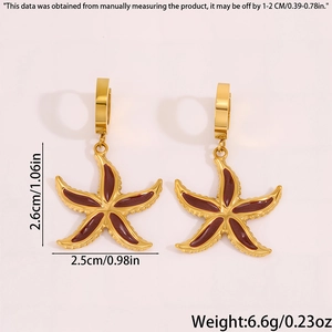 Vue détaillée des boucles d'oreilles étoile de mer en acier doré avec dimensions et poids