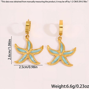 Vue détaillée des boucles d'oreilles étoile de mer dorées avec émail bleu ciel