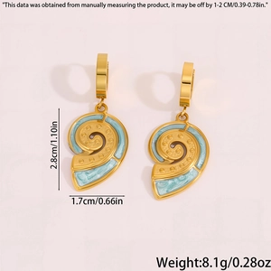 Vue détaillée de boucles d'oreilles coquillage doré avec émail bleu et dimensions incluses