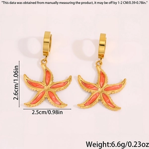 Vue détaillée des boucles d'oreilles étoile de mer orange mesurant 2,6 cm de haut