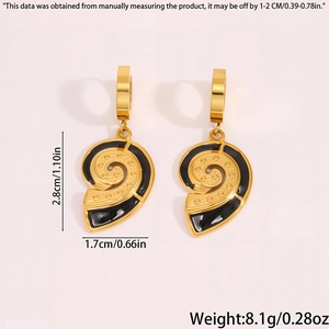 Détail de boucles d'oreilles marines dorées avec dimensions de 2,8 cm par 1,7 cm