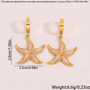 Vue macro des boucles d'oreilles étoile de mer dorées avec émail rose et mesures