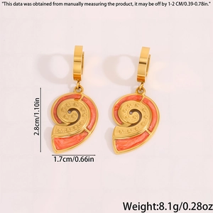 Vue détaillée des boucles d'oreilles coquillage dorées avec dimensions et émail orange