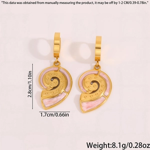 Détail de boucles d'oreilles escargot dorées avec émail rose et fermoir à levier