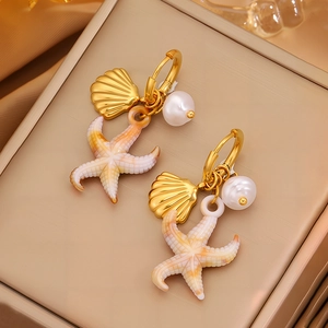 Goldene Edelstahl-Ohrringe mit Muschel, Perle und buntem Seestern-Anhänger