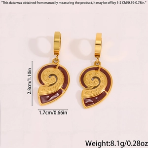 Vue détaillée des boucles d'oreilles spirales dorées avec émail rouge et dimensions