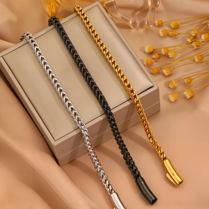 Tre bracciali in acciaio al titanio intrecciato da 12 mm in oro, nero e argento con fibbia