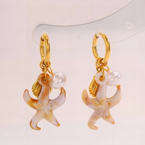 Goldene Creolen mit Meeresanhängern wie Seestern, Perle und kleiner Muschel