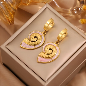 Vue détaillée des boucles d'oreilles créoles en acier doré avec motif coquillage