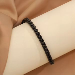 Macro di bracciale a catena in acciaio inossidabile nero su espositore con trama premium