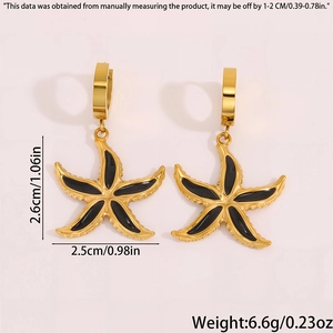 Vue détaillée des boucles d'oreilles étoile de mer dorées avec émail noir