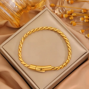 Bracciale a catena intrecciata in acciaio inossidabile dorato con chiusura lucida