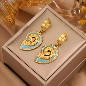 Boucles d'oreilles rétro dorées océan avec émail bleu clair et détail coquillage