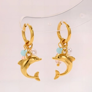 Detail goldener Creolen mit Delphin-Anhänger und bunten Perlen für Damen