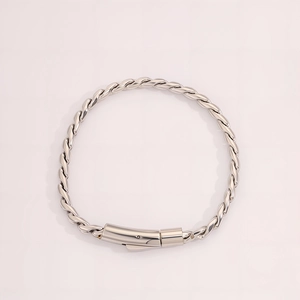 Dettaglio del bracciale a maglia in acciaio inossidabile da uomo con chiusura a cilindro