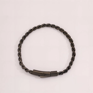 Dettaglio di bracciale a corda in acciaio nero opaco con chiusura di sicurezza industriale